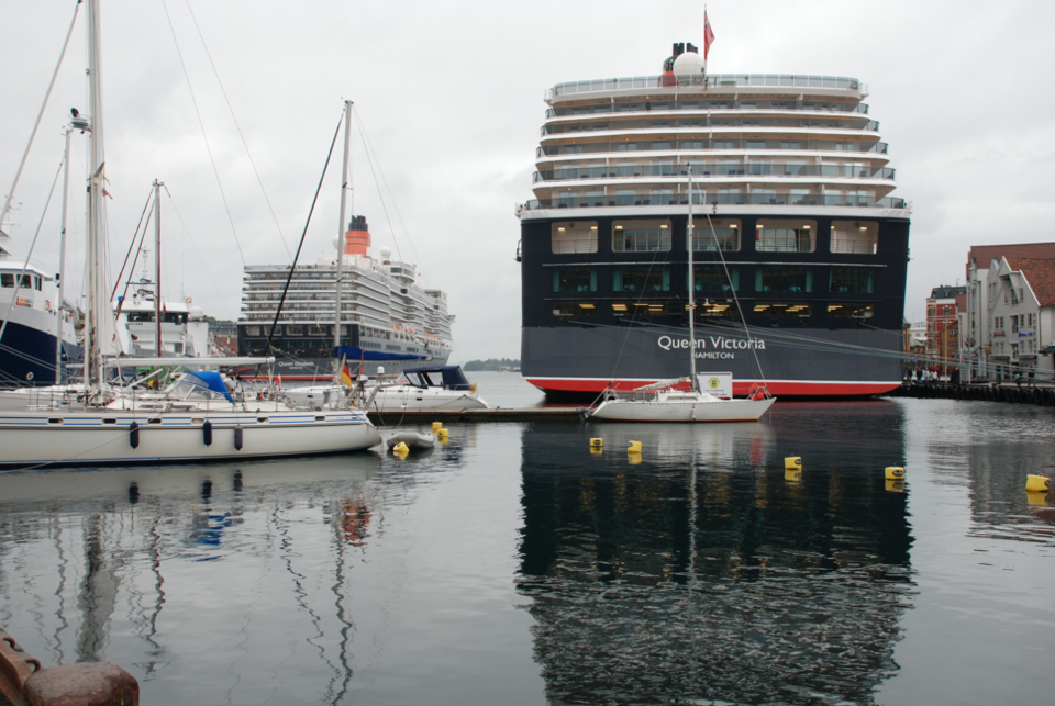 Queen's Elizabeth & Victoria