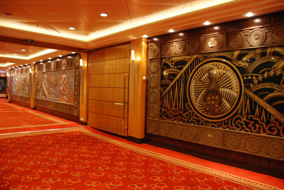 QM2's Decor